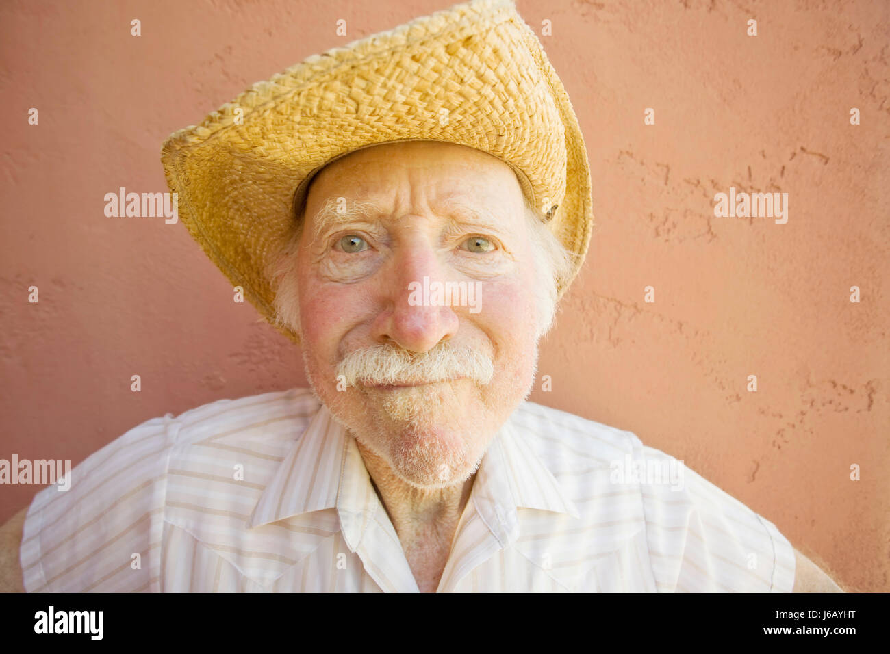 Portrait d'organe de l'œil face hat posent stare cowboy western crazy mad de chaume de paille Banque D'Images