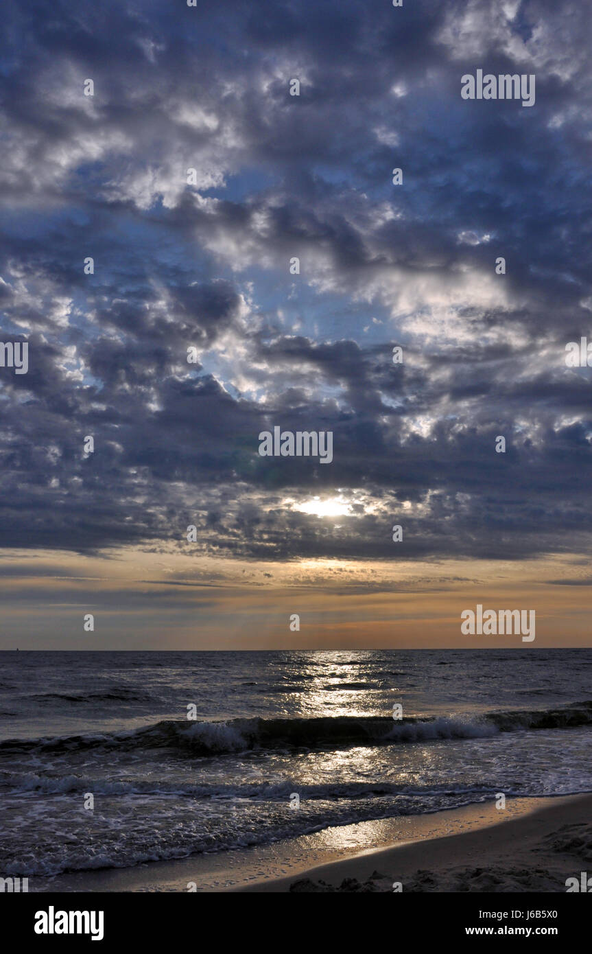 Lever du soleil puissant spectaculaire daybreak éveiller crépuscule des dieux bleu nuages Banque D'Images