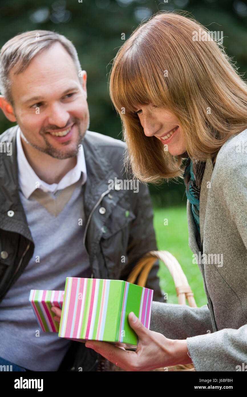 Femme cadeau romantique l'amour dans l'amour est tombé en amour couple surprise paire homme femme Banque D'Images