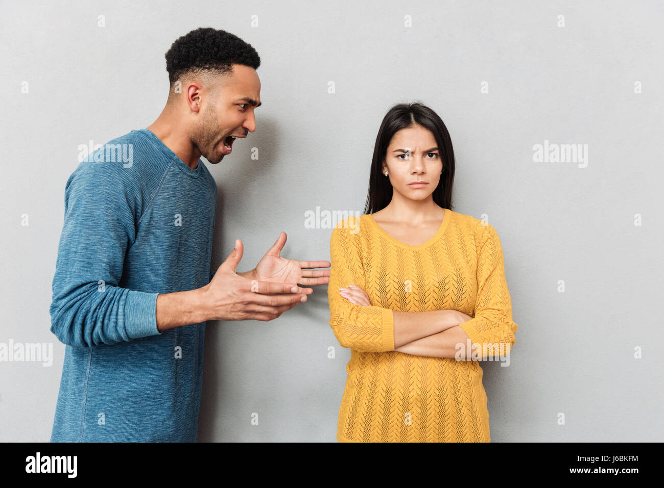 Homme africain en colère en criant à sa petite amie en colère isolé Banque D'Images