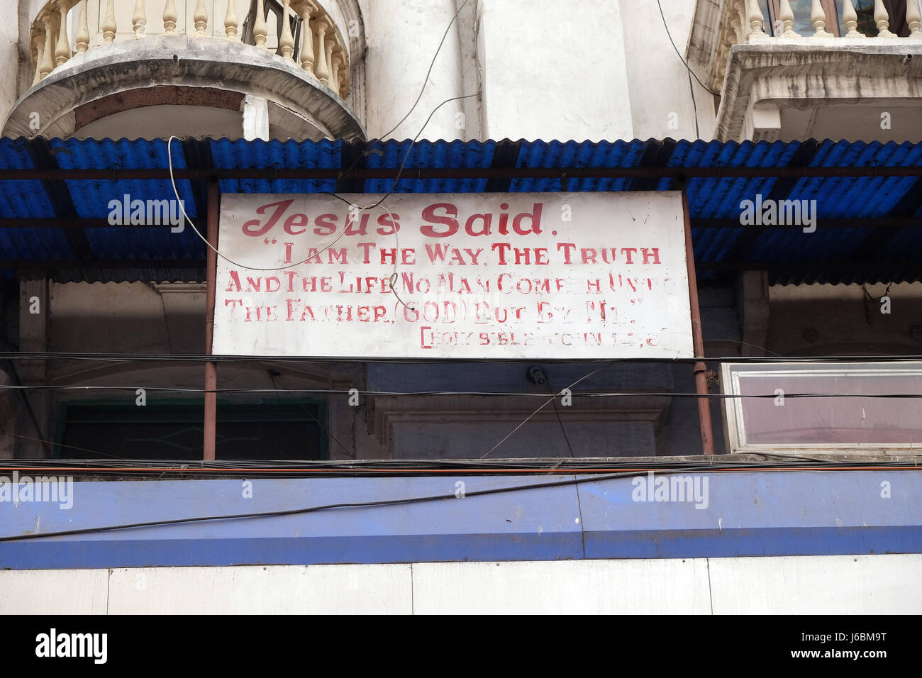 Le conseil à la maison avec une citation de la Bible : Jésus a dit : Je suis le chemin..., Kolkata, Inde, 07 février 2016. Banque D'Images