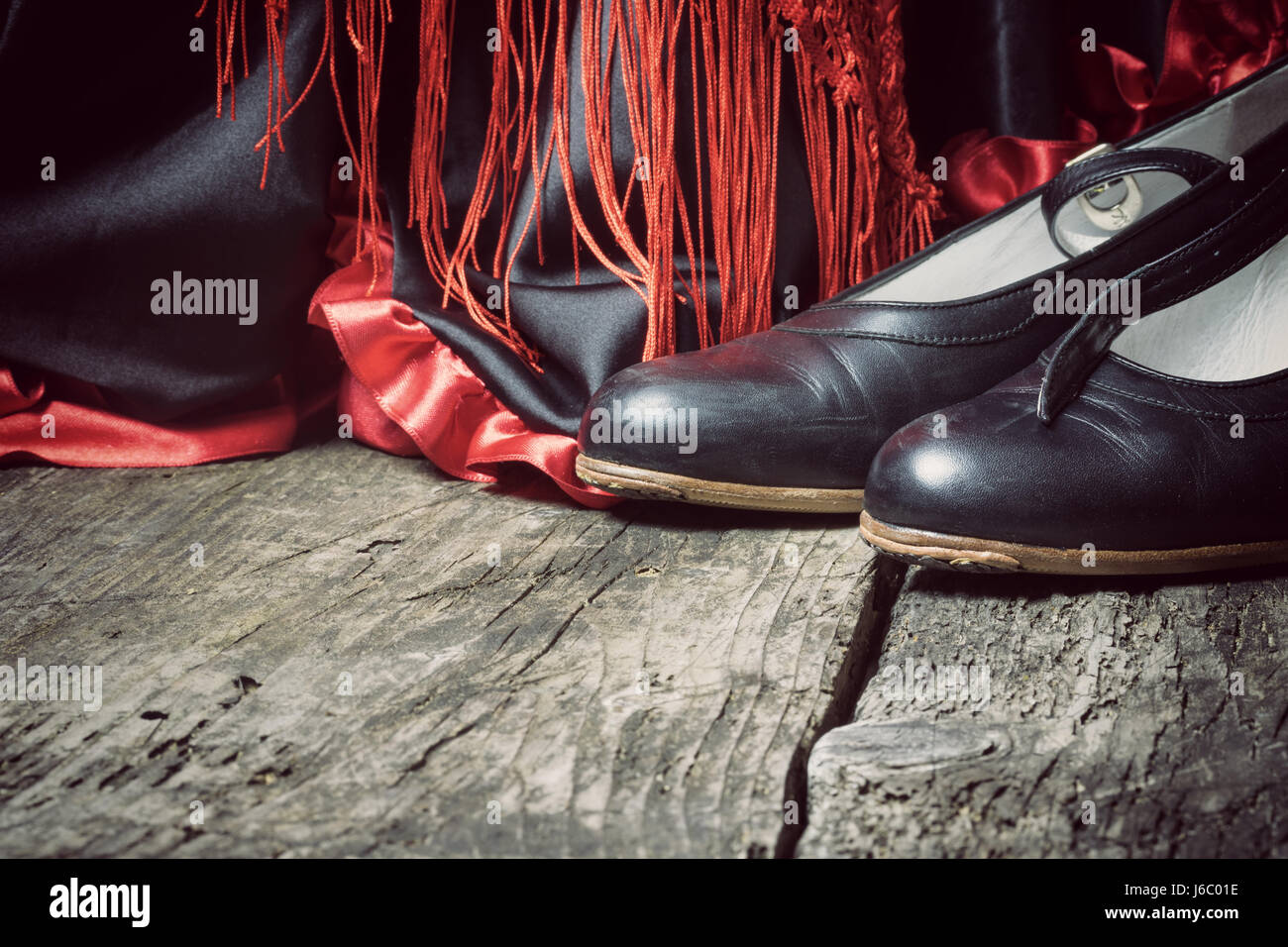 Des vêtements pour la danse flamenco. Chaussures noires, foulard rouge avec  les glands sont sur le vieux bureau en bois. En un vintage photo avec bords  sombres Photo Stock - Alamy