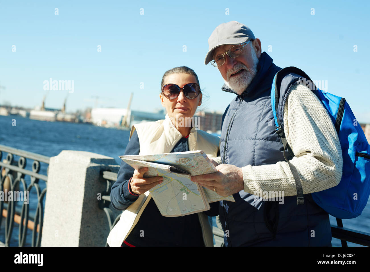 Couple de touristes avec map looking at camera Banque D'Images