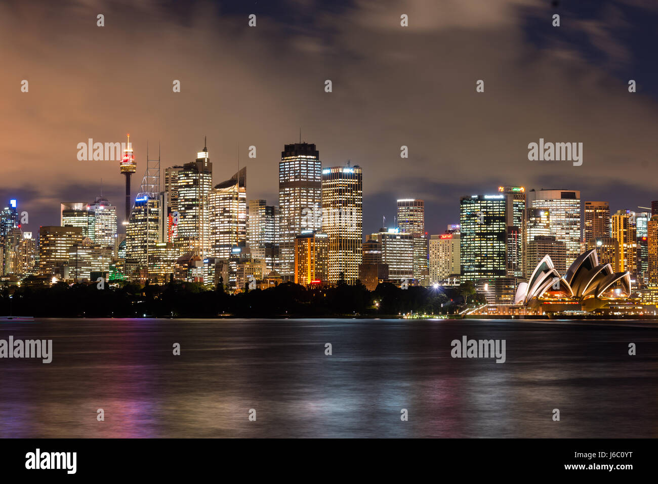 Sydney City skyline après la tombée de la nuit. NSW, Australie. Banque D'Images