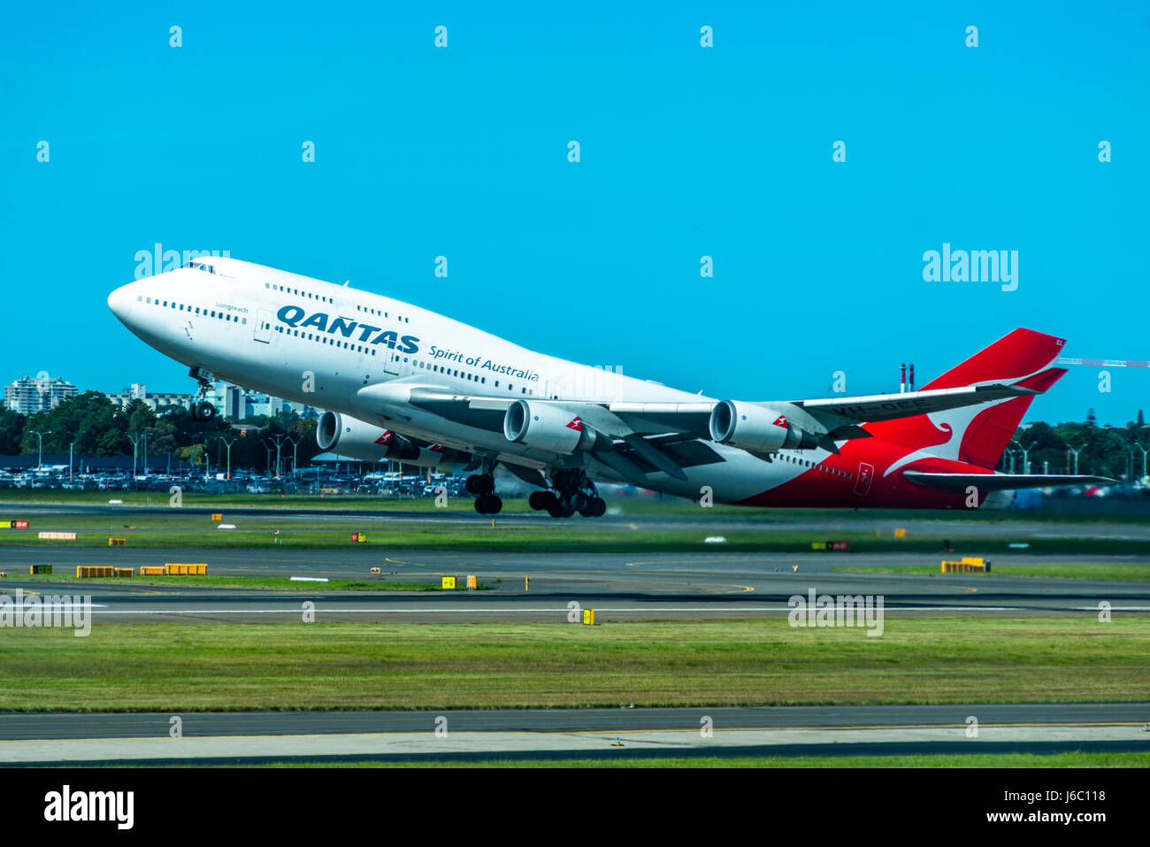 Qantas un jumbo jet au décollage à l'aéroport de Sydney. Nouvelle Galles du Sud, Australie. Banque D'Images