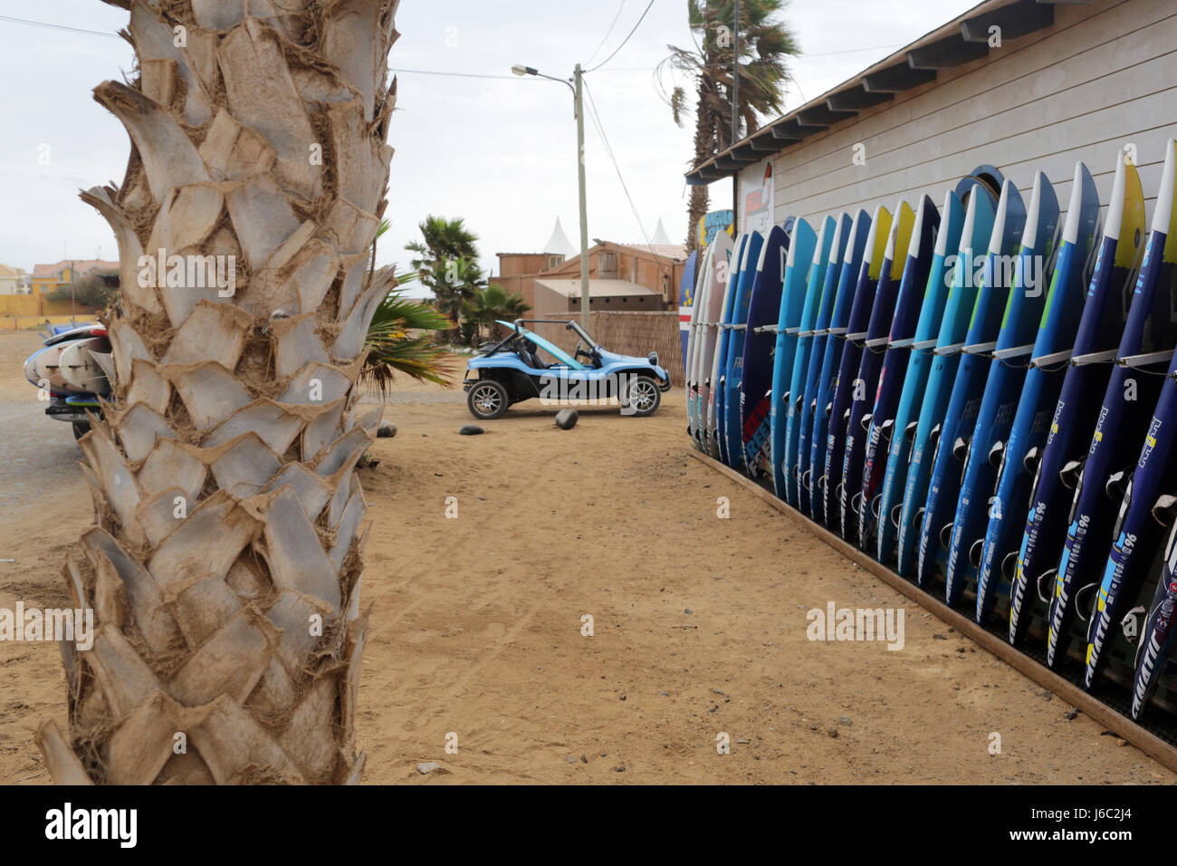 Les planches de la queue à l'extérieur d'une école de surf Banque D'Images