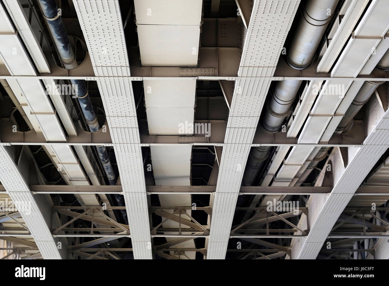 Des structures métalliques du pont, vue du dessous, formes, lignes Banque D'Images