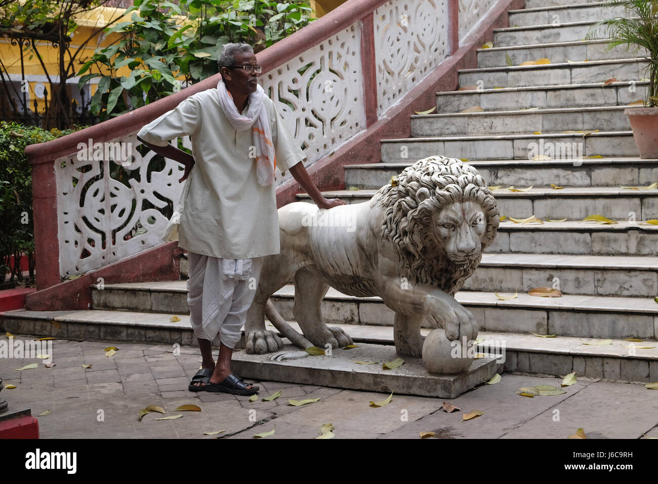 Tuteur et une statue d'un lion à l'entrée du temple Sree Sree Chanua Probhu à Kolkata, West Bengal, India Banque D'Images