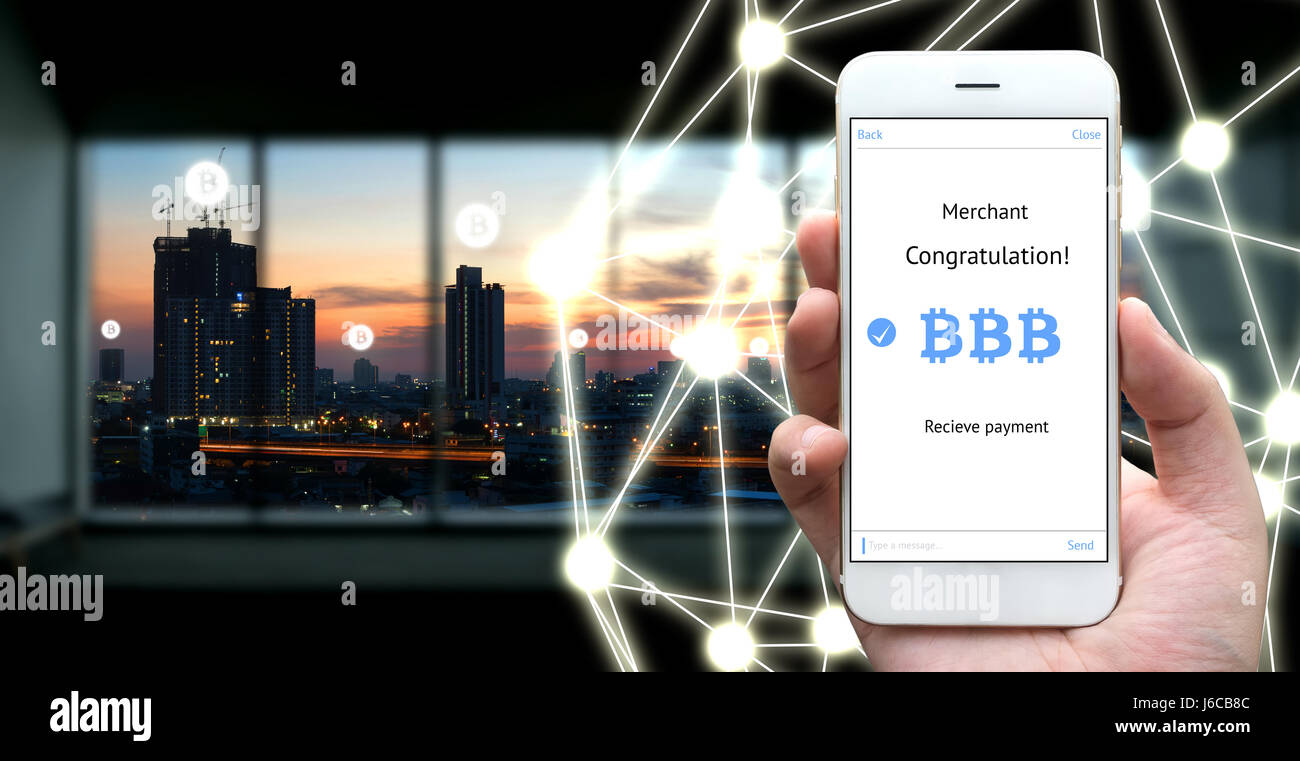 Blockchain , cryptocurrencies , concept bitcoin. La chaîne de connexion réseau et bloc d'icônes. Mains tenant le téléphone mobile à l'application de paiement électronique Banque D'Images