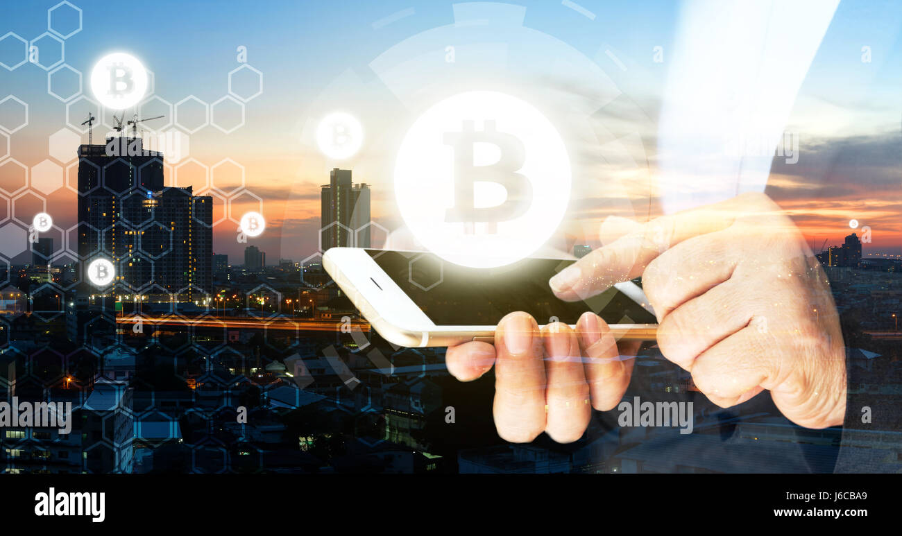 Blockchain , cryptocurrencies , concept bitcoin. La chaîne de connexion réseau et bloc d'icônes. Business Woman pointer du doigt à l'écran du téléphone mobile avec le coucher du soleil Banque D'Images