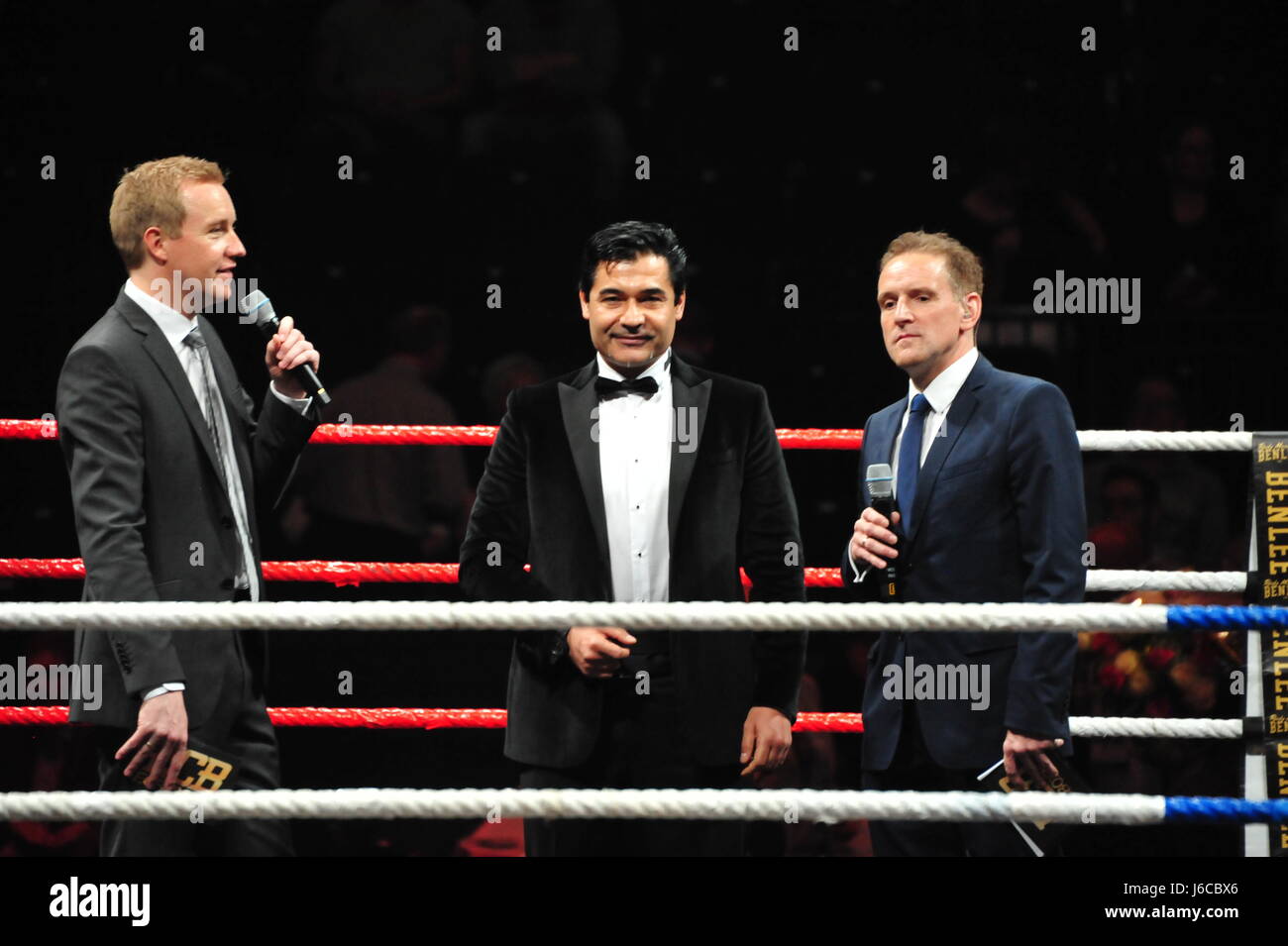 Ce événement Boxe, Barclaycard, Hamburg, Deutschland : Interview mit Boxpromoter Erol Ceylan (M.) vor Beginn der la nuit, la nuit, la nuit. Banque D'Images