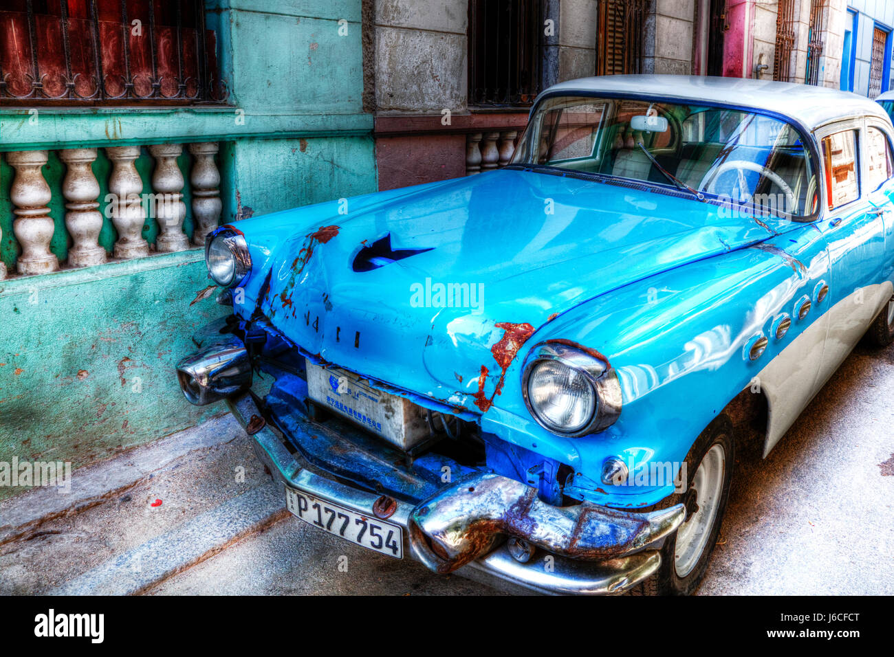 Vieille voiture américaine à Cuba, cubains, voiture voiture cubaine typique  du véhicule automobile, de Cuba à Cuba, location de voiture, de Cuba, Cuba  La Havane Cuba voiture stationnée, typique, bleu Photo Stock -