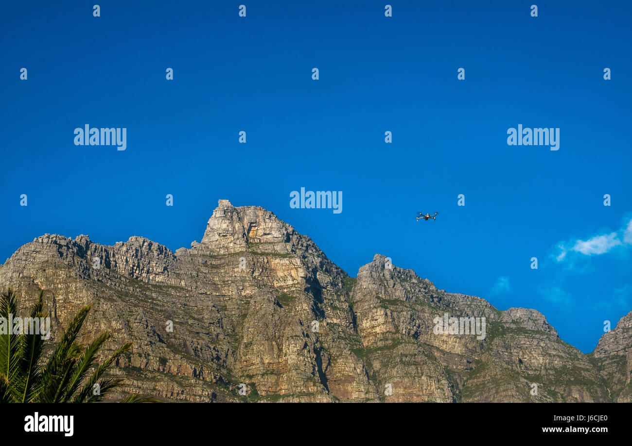 Drone volant avec vue sur la montagne de la Table et les douze Apôtres, le Cap, Afrique du Sud Banque D'Images