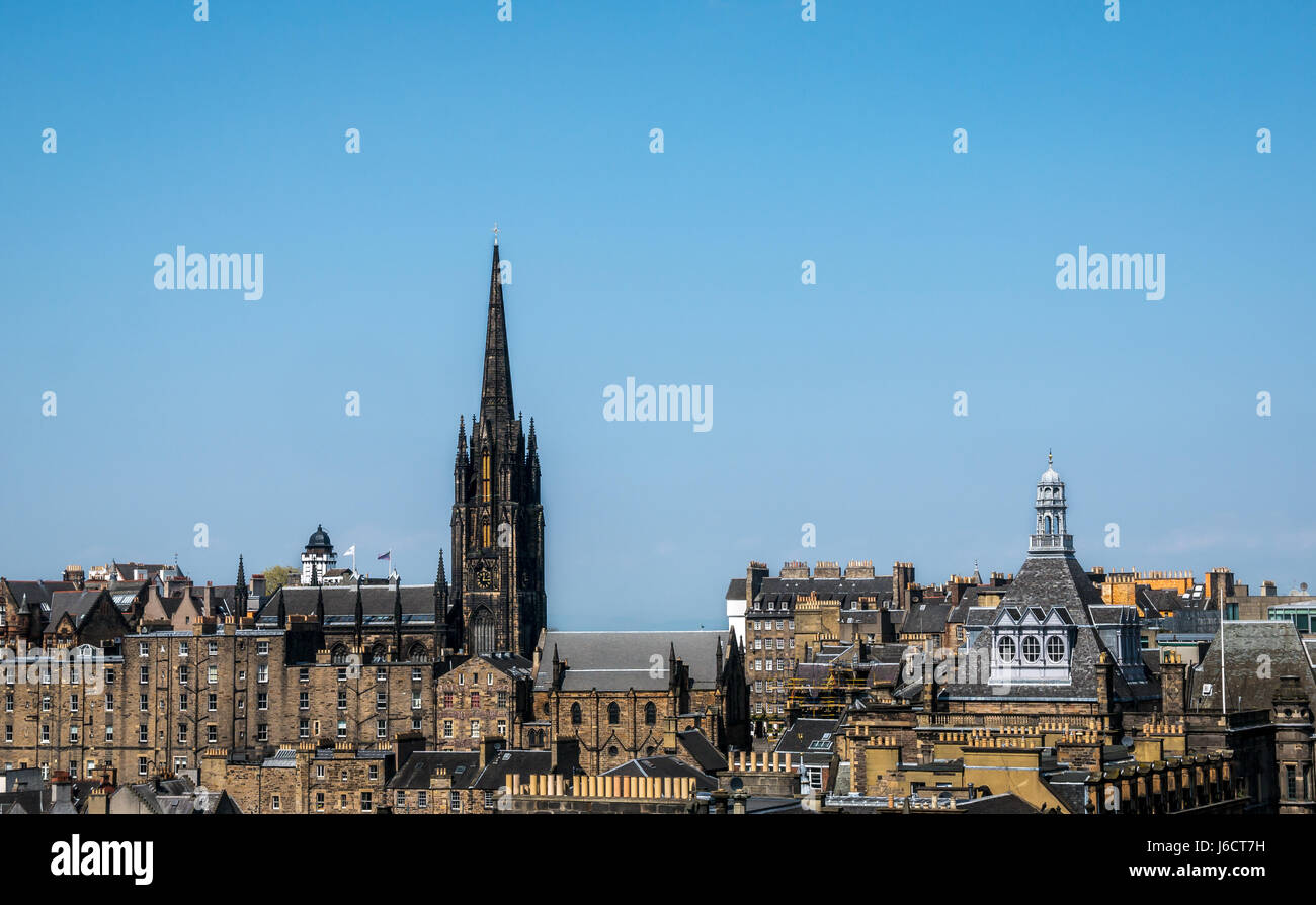 Sur le toit de la vieille ville d'Édimbourg, l'horizon avec le moyeu de l'administration centrale du FEI spire, Royal Mile, Écosse, Royaume-Uni contre le ciel bleu Banque D'Images
