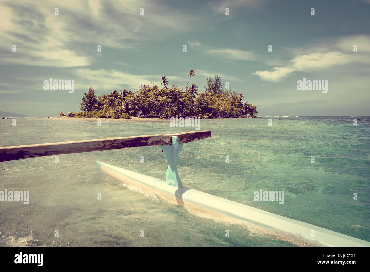 Pirogue sur la façon de l'atoll tropical paradise dans l'île de Moorea lagon. Polynésie Française Banque D'Images