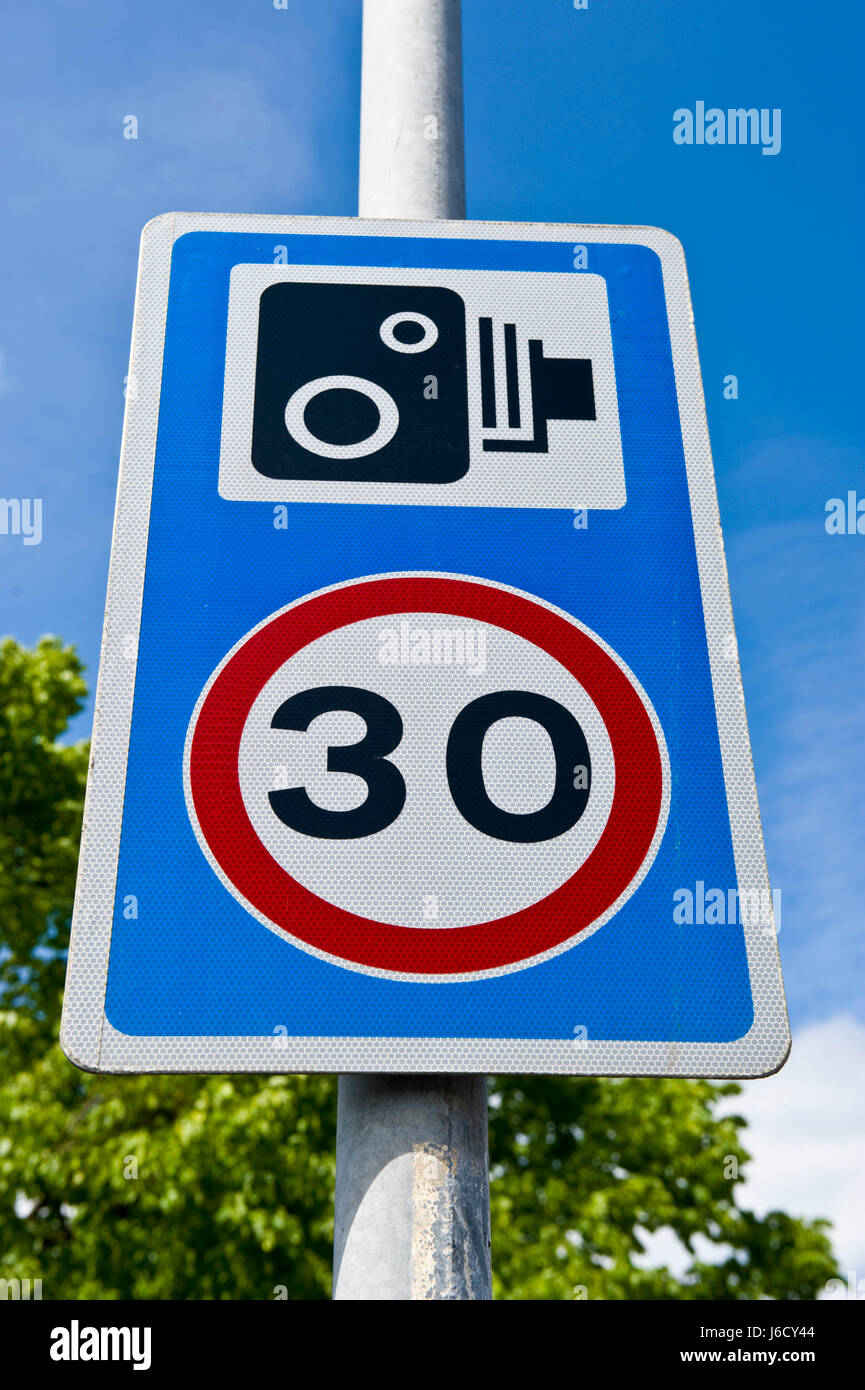 30 miles par heure d'avertissement de radars signe de route sur un lampadaire à Newport, Pays de Galles, Royaume-Uni Banque D'Images