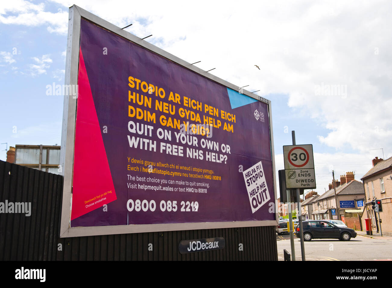 NHS helpline cesser de fumer fiche 48 panneau publicitaire sur le site JCDecaux à Newport South Wales, UK Banque D'Images