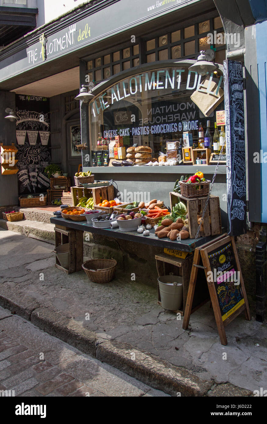 St Ives, Cornwall, uk - 18 avril 2017. La façade d'une petite entreprise locale, cornish, appelé le traiteur qui vend des produits locaux et de l'alimentation. Banque D'Images