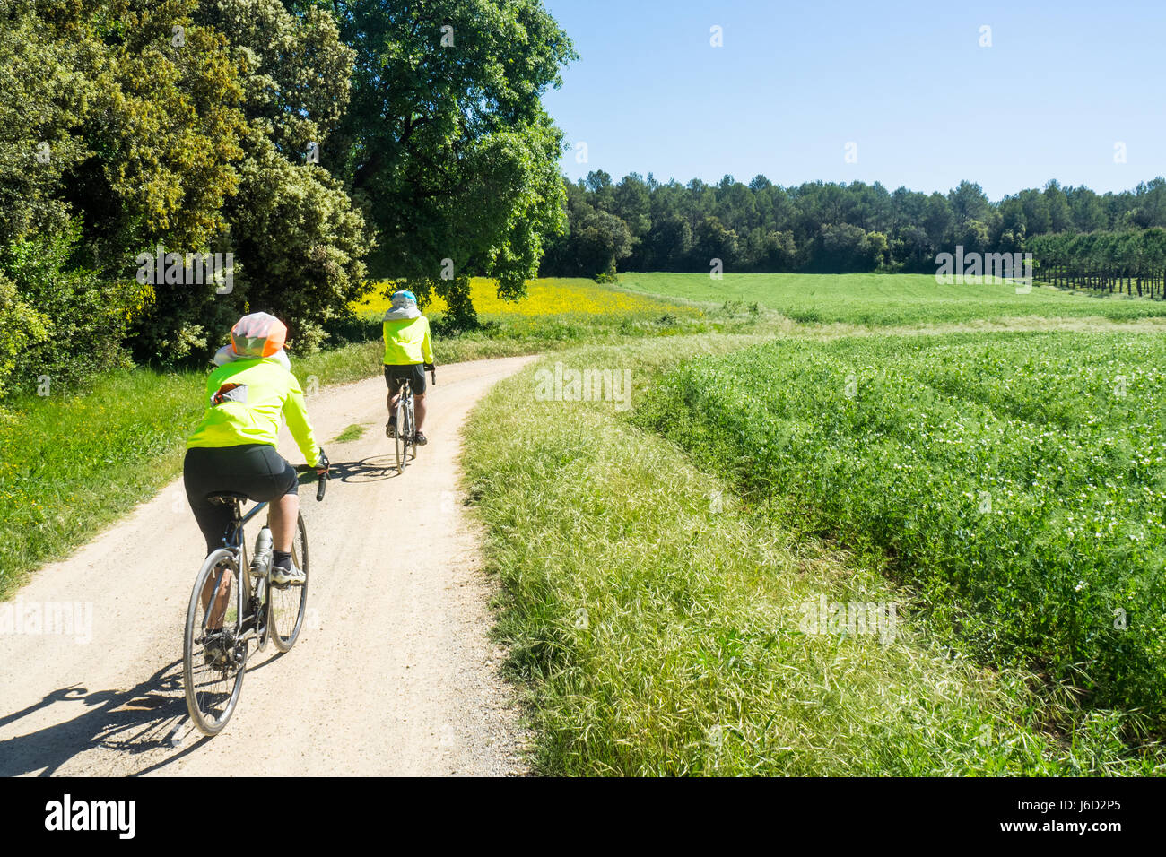 Deux cyclistes équitation leurs vélos en titane dans la campagne de la province de Gérone, Espagne. Banque D'Images