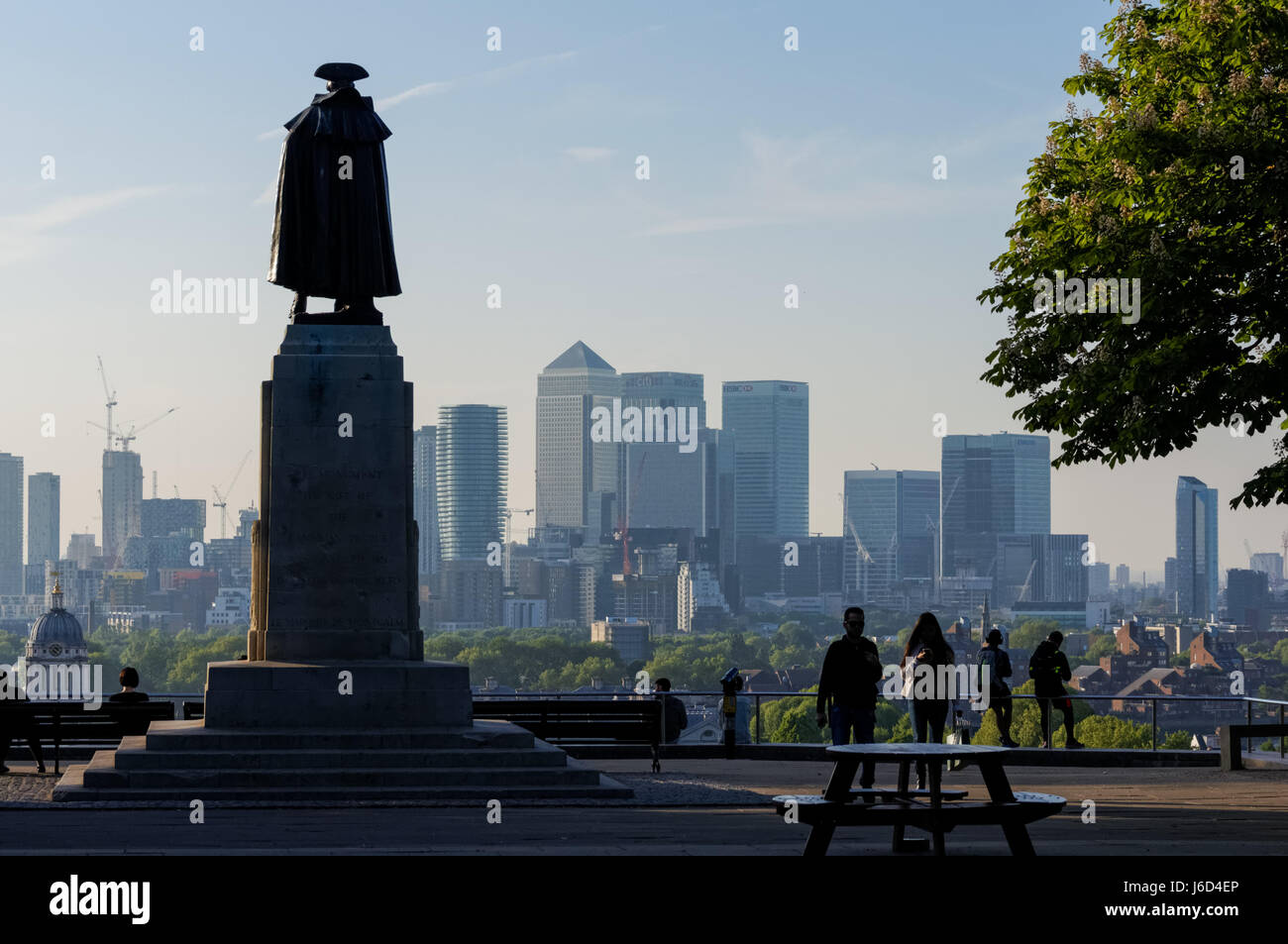 Statue du général James Wolfe avec vue sur Canary Wharf à partir de Greenwich Park, Londres, Angleterre, Royaume-Uni, UK Banque D'Images