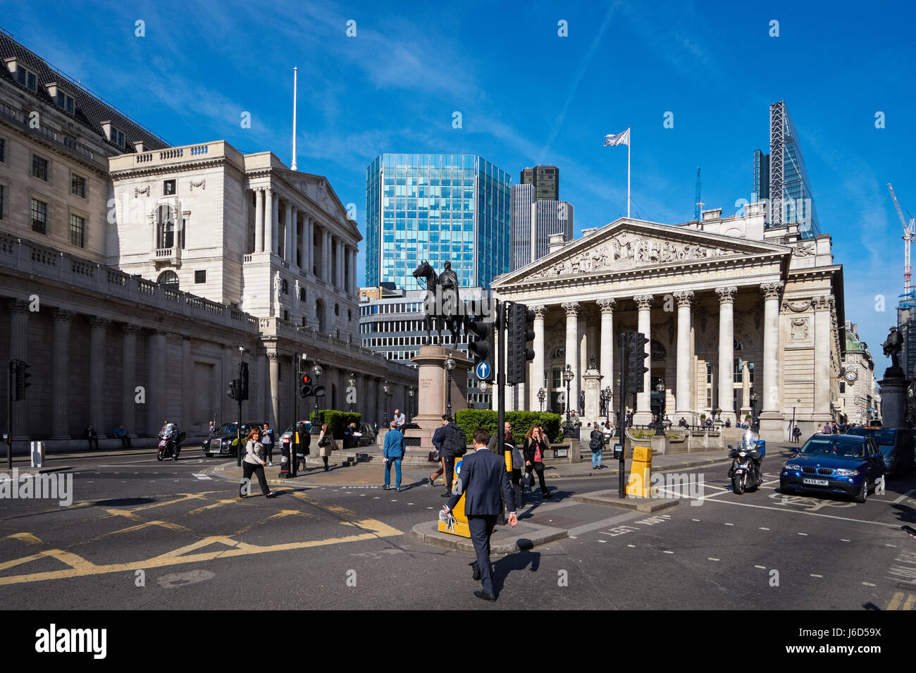 La sortie de la banque avec la Banque d'Angleterre et le Royal Exchange Buildings à Londres, Angleterre Royaume-Uni UK Banque D'Images