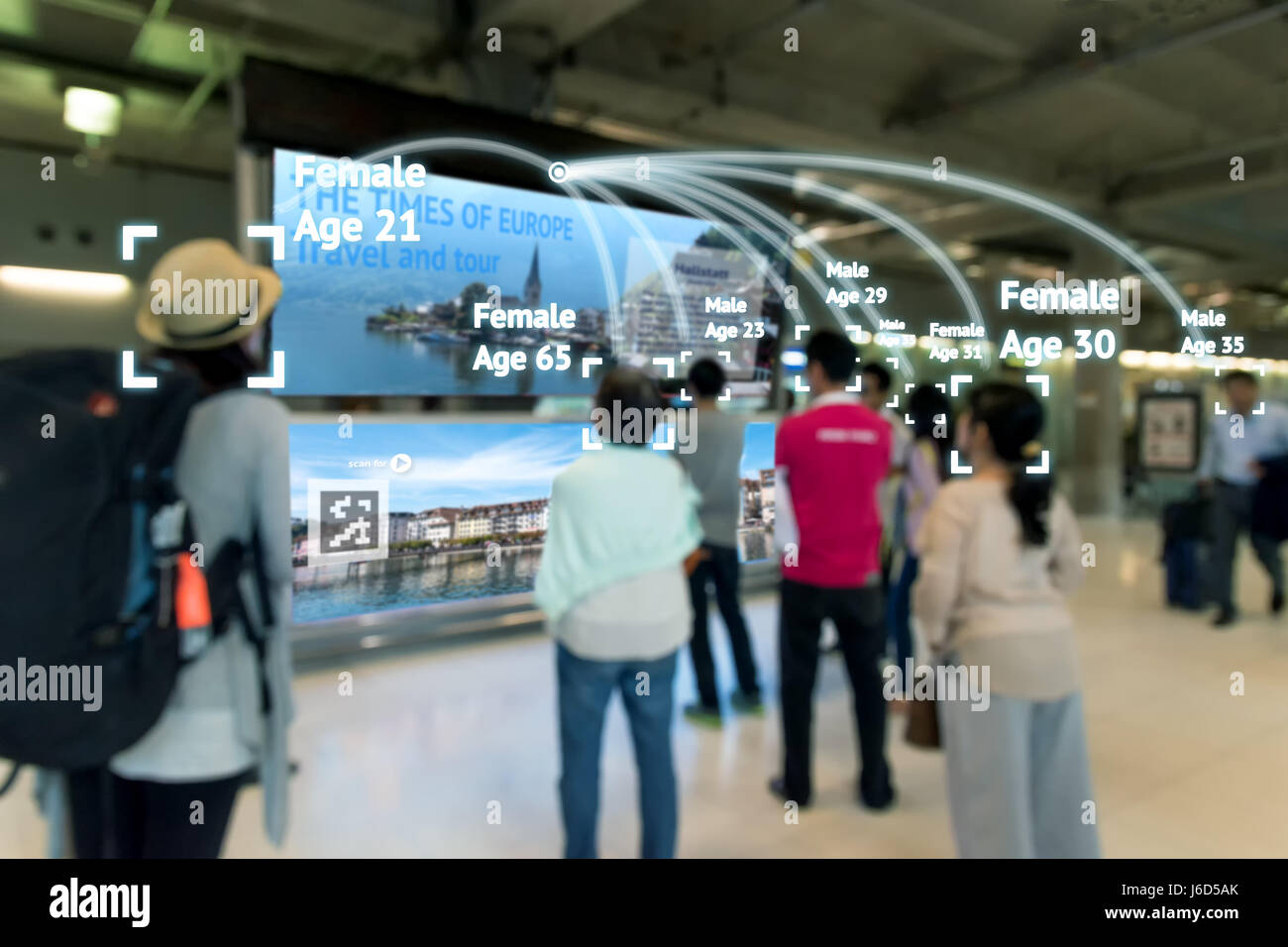 La signalisation numérique intelligent , marketing de la réalité augmentée et la reconnaissance faciale concept. Groupe de personnes regarder digi intelligence artificielle interactive Banque D'Images