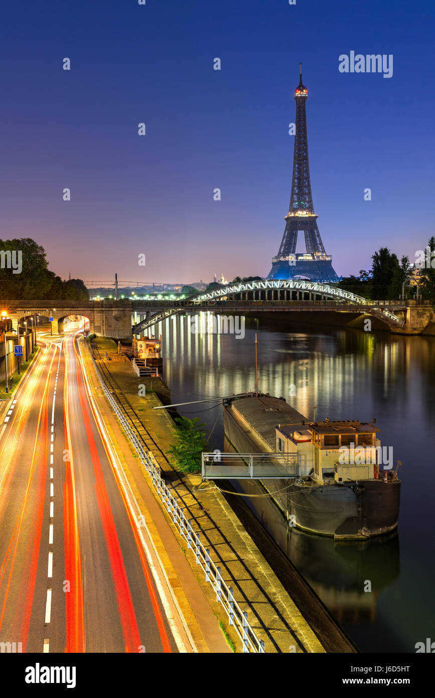 La Tour Eiffel, le pont Rouelle et la Seine à l'aube. Paris, France Banque D'Images