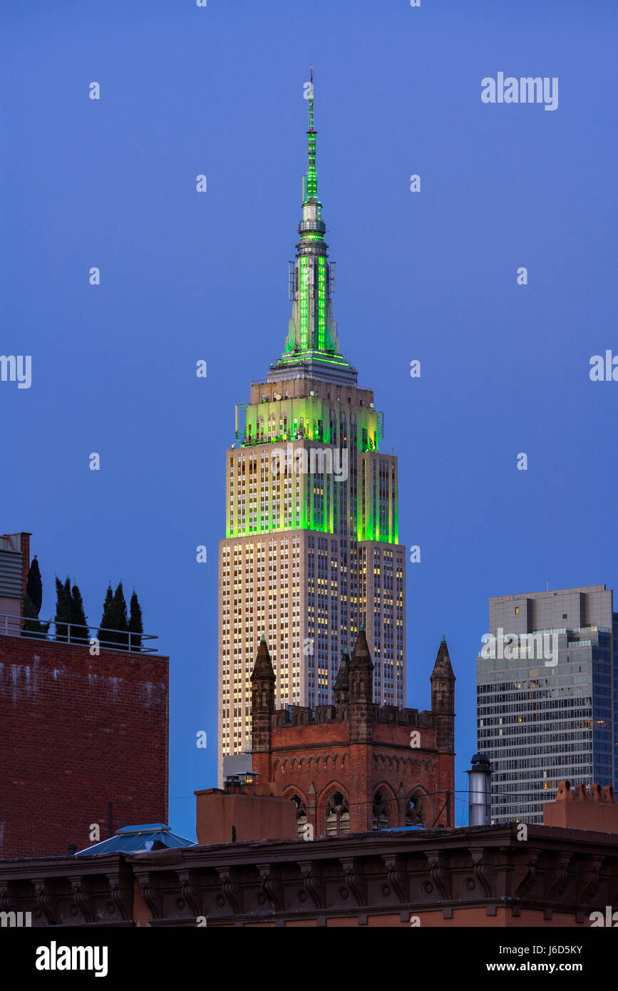L'Empire State Building au crépuscule allumé en vert la lumière. New York City (vue de la Highline à Chelsea) Banque D'Images