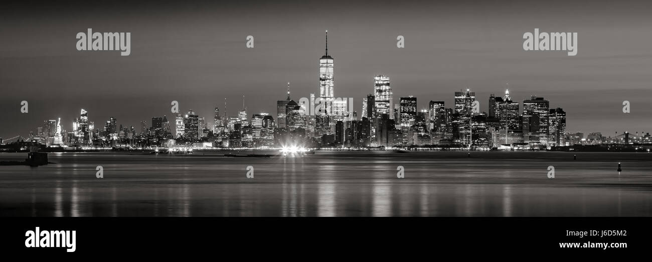 Vue panoramique de Manhattan Quartier des gratte-ciel en noir et blanc à l'aube de la ville de New York Harbor Banque D'Images