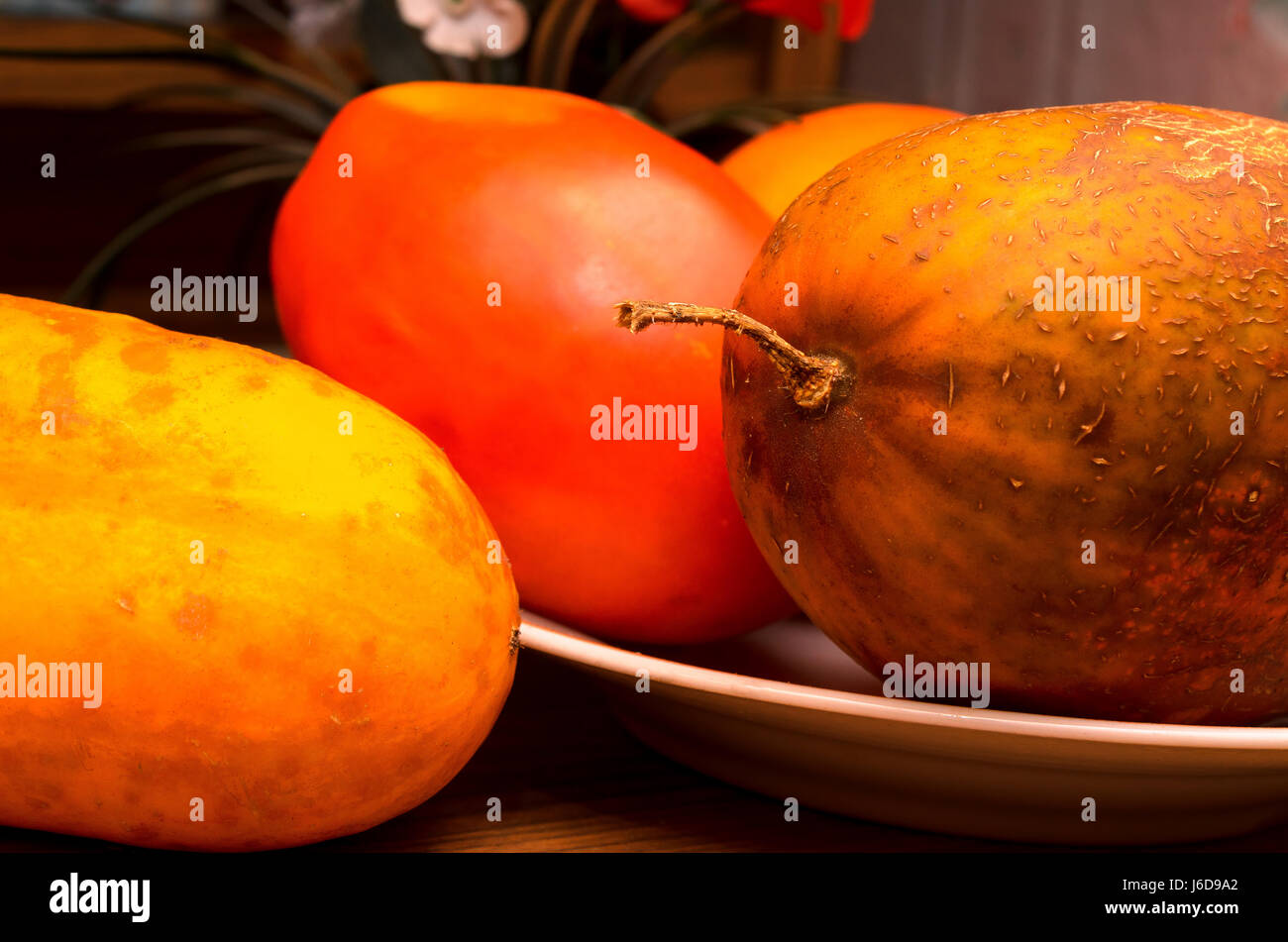 Les légumes mûrs avec désinvolture la peau allongé sur la table. Banque D'Images