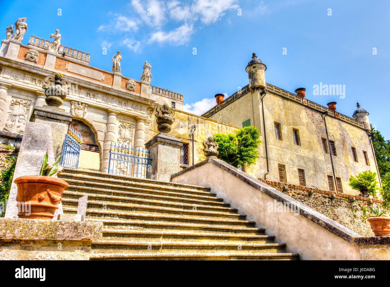 Padova, Italie, le 23 avril 2017 - escalier extérieur du château Catajo dans la région des collines Euganéennes Banque D'Images