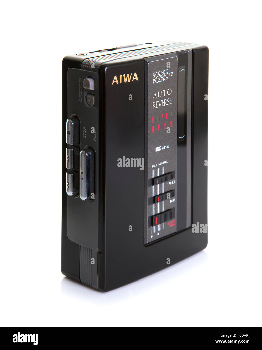 SWINDON, Royaume-Uni - 20 MAI 2017 : AIWA Lecteur de cassettes de marche arrière automatique sur un fond blanc Banque D'Images