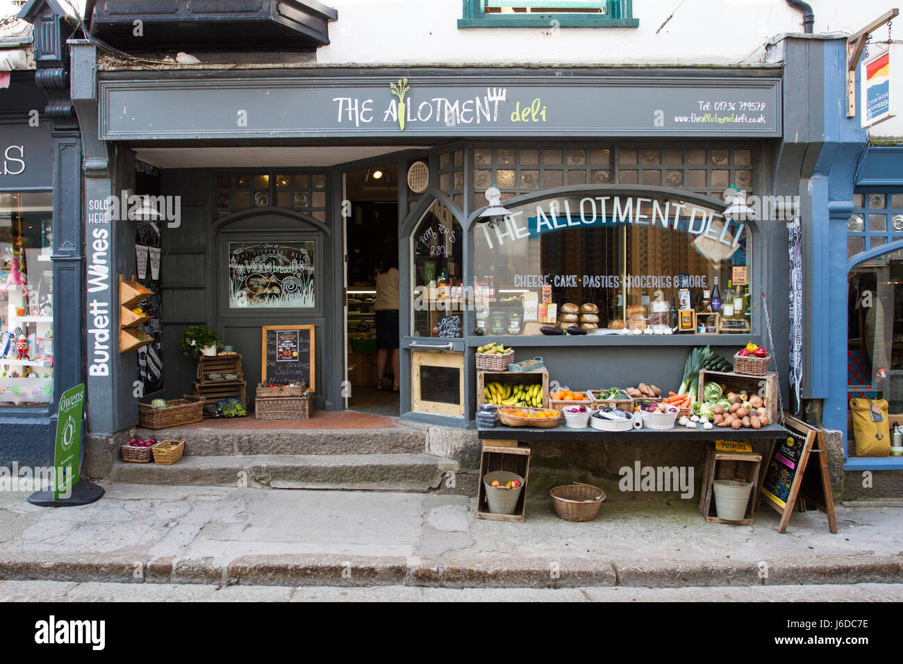 ST IVES, CORNWALL, UK - 18 avril, 2017. La façade d'une petite entreprise locale, Cornish, appelé le traiteur qui vend des produits locaux et de l'alimentation. Banque D'Images