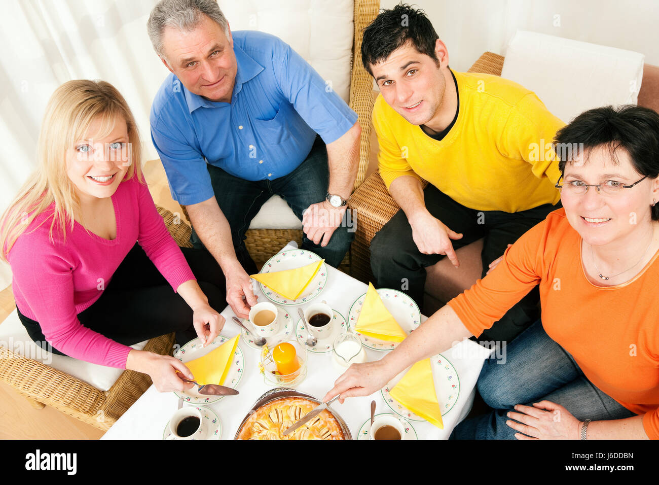 Famille De Boire Du Cafe Et Manger Un Gateau Photo Stock Alamy Famille De Boire Du Cafe Et Manger Un Gateau Photo Stock Alamy