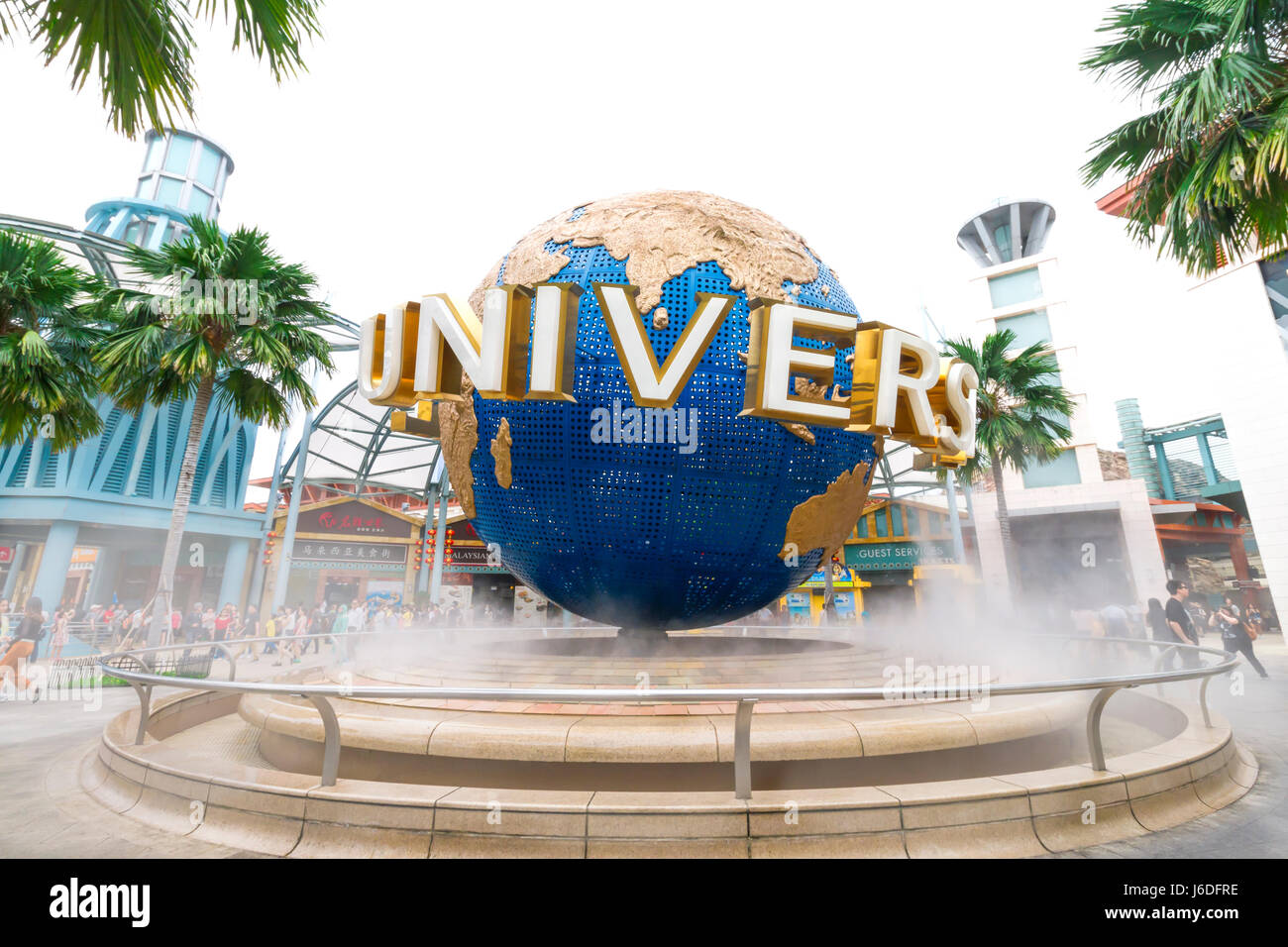 UNIVERSAL STUDIOS SINGAPORE - 2 février 2017 : Le grand globe rotatif fontaine en face de Universal Studios. Banque D'Images