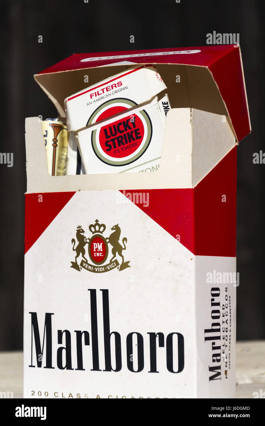 PRAGUE, RÉPUBLIQUE TCHÈQUE - 25 mars : Packs de différentes marques de cigarettes photographié le 25 mars 2017 à Prague, République tchèque. Banque D'Images