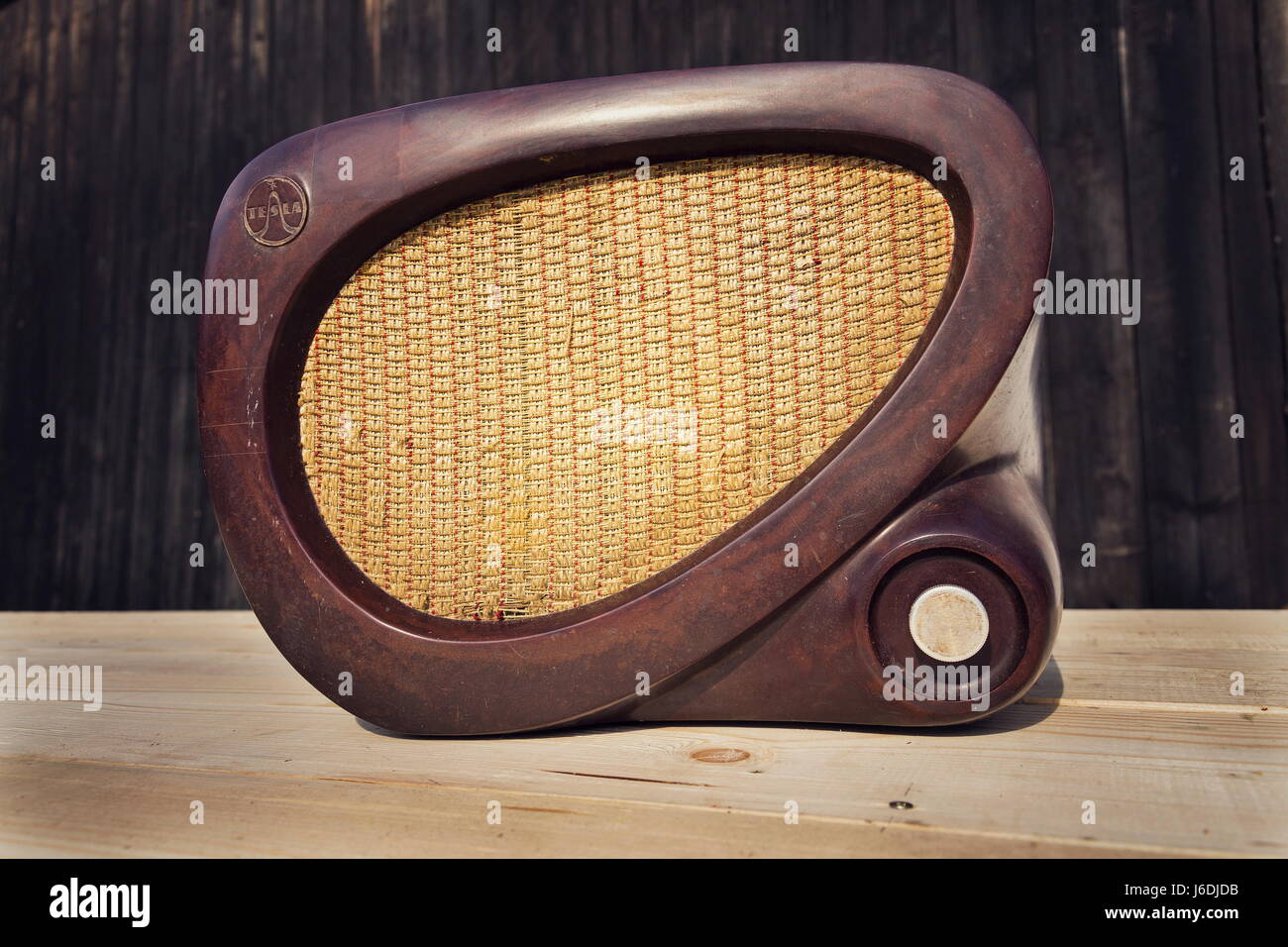 Old brown vintage bakelite radio Tesla sur fond de bois Banque D'Images