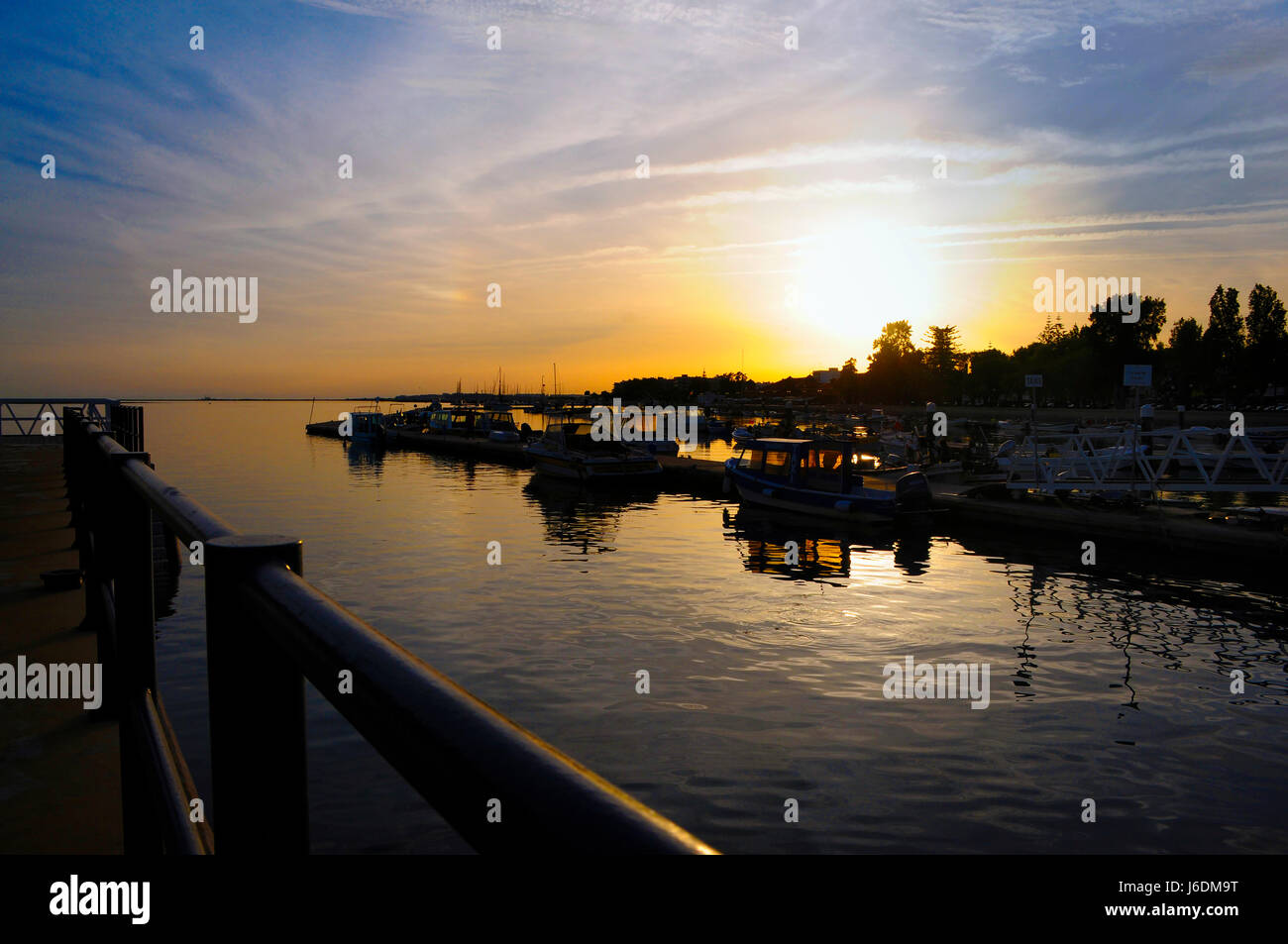 Olhao water front coucher du soleil en face des bateaux Banque D'Images