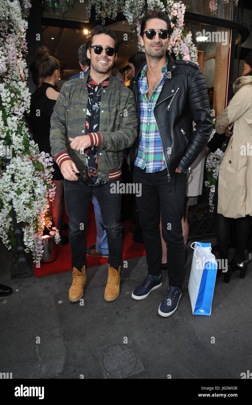 Artiste de rue américain Bradley Theodore présente sa nouvelle exposition "seconde venue" à la galerie Maddox à Mayfair, Londres. L'accent sur le motif de la crâne humain, avec des portraits de Karl Lagerfeld, Anna Wintour, David Bowie, Mick Jagger et Kate Moss. Avec : Spencer Matthews, Hugo Taylor Où : London, Royaume-Uni Quand : 19 Avr 2017 Crédit : WENN.com Banque D'Images