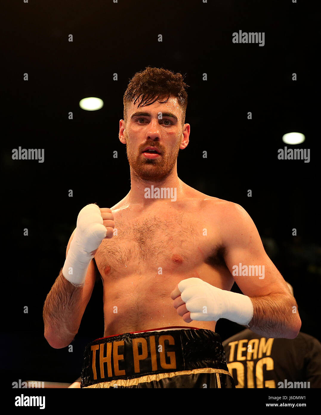 Joe Pigford célèbre battant Aaron Morgan (non représenté) dans le Super-Welterweight dans le concours à la boîte de cuivre, Londres. Banque D'Images