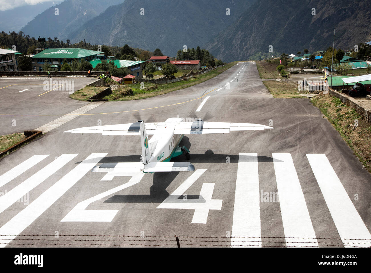 Un avion du passager prêt à décoller à Tenzing Hillary airport de Lukla, au Népal. Banque D'Images