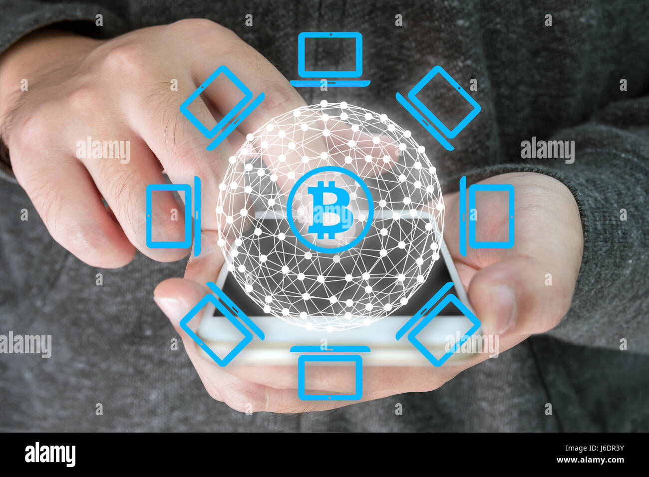 Blockchain concept réseau bitcoin et icônes, collés à l'écran point smart phone et l'ordinateur network connect. Grand livre distribué la technologie. Banque D'Images
