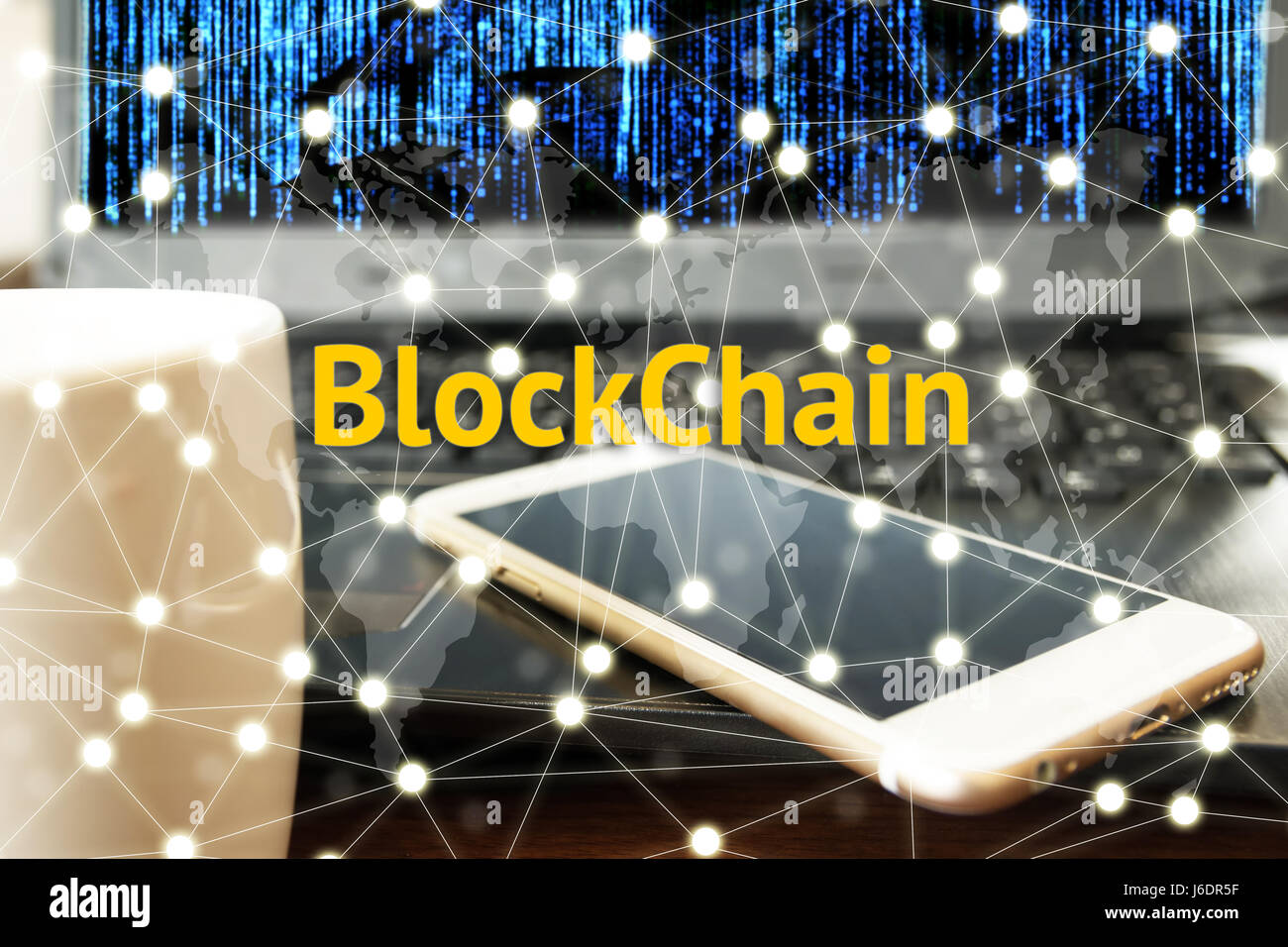 Chaîne bloc concept réseau , Technologie , Blockchain livre distribué le texte et connexion réseau avec téléphone mobile , tasse de café , zone portable Banque D'Images