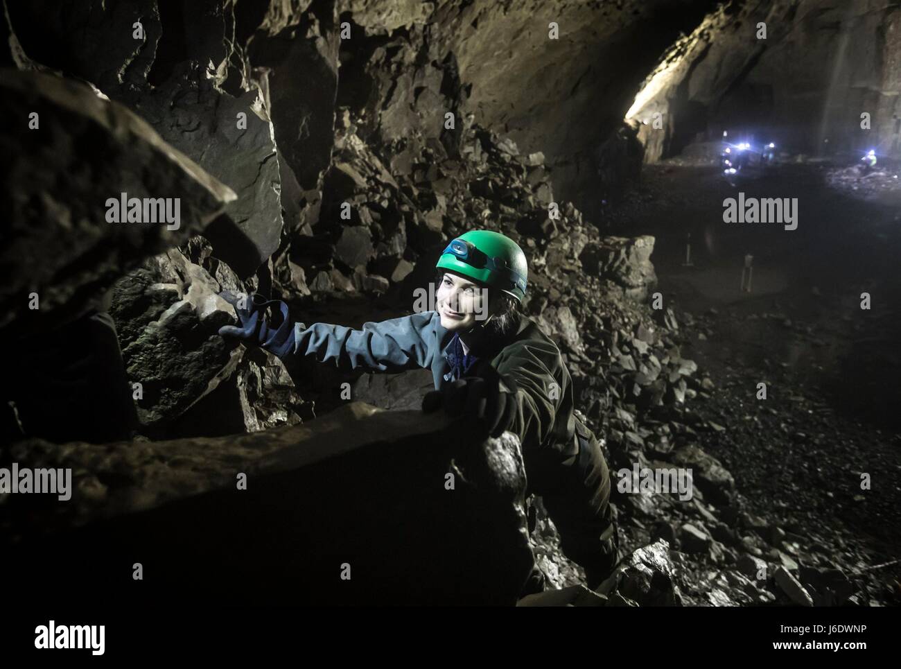 Un potholer béant Gill explore, la plus grande caverne en Grande-Bretagne, avant de l'emplacement dans le Yorkshire Dales National Park est ouvert au public le week-end prochain. Banque D'Images