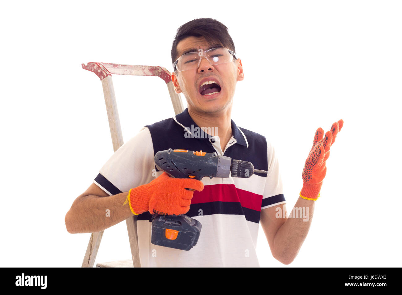 Young man holding tournevis électrique et assis sur ledder Banque D'Images