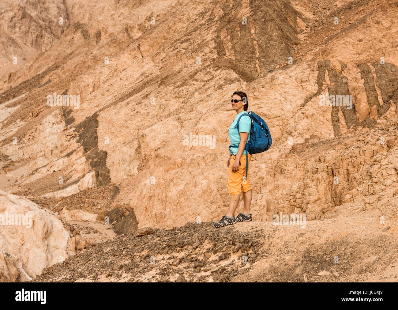 Femme Hiker with backpack profitez d'afficher dans le désert Banque D'Images