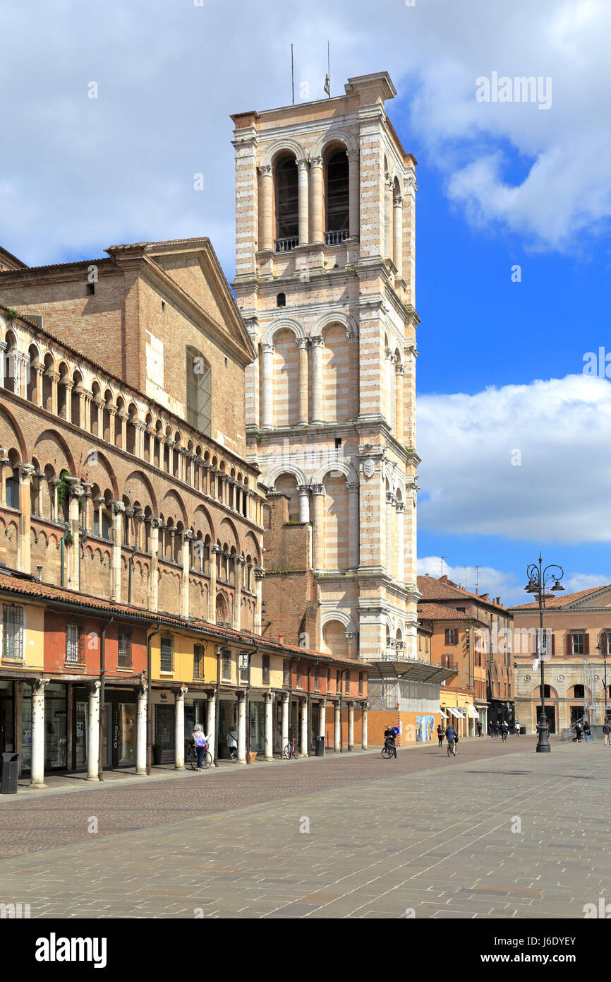 Loggia des marchands le long du côté de Ferrara Duomo et son campanile, la Piazza Trento Trieste, Ferrare, Émilie-Romagne, Italie, Europe. Banque D'Images