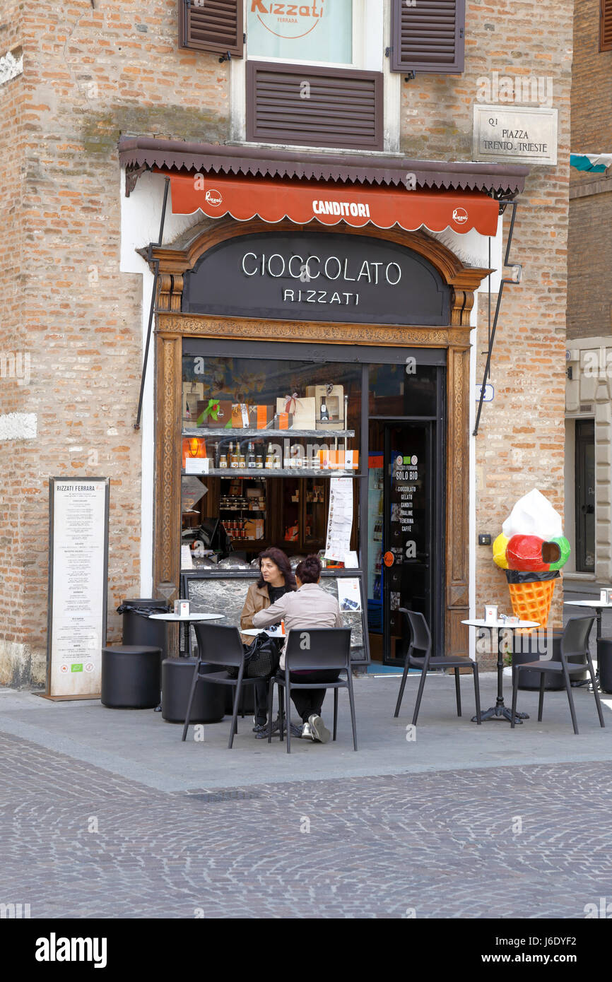 Deux personnes assis dehors Rizzati Cioccolato, Piazza Trento Trieste, Ferrare, Émilie-Romagne, Italie, Europe Banque D'Images