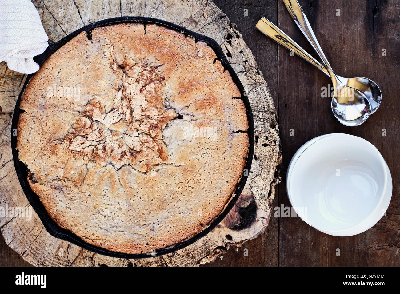 L'image ci-dessus d'une myrtille et peach cobbler cuit dans une poêle en fonte sur une table en bois rustique. Droit coup de frais généraux. Dessert idéal pour Banque D'Images