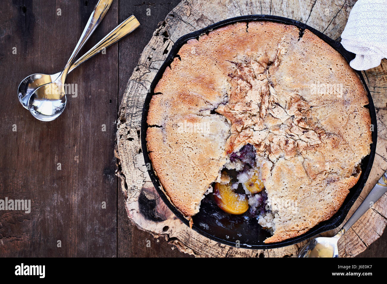 L'image ci-dessus d'une myrtille et peach cobbler cuit dans une poêle en fonte sur une table en bois rustique. Droit coup de frais généraux. Dessert idéal pour Banque D'Images